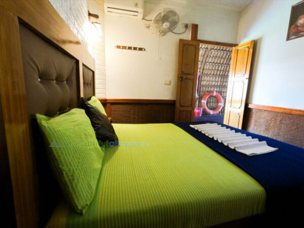 Two Bedroom Deluxe  Upper Deck Houseboat BGR02 - Image 5