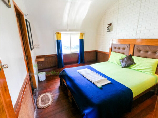 Two Bedroom Deluxe  Upper Deck Houseboat BGR02 - Image 4