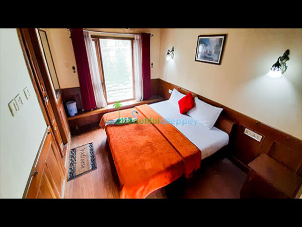 4 bedroom houseboat