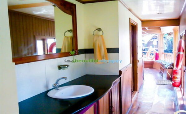 Two Bedroom Deluxe Houseboat Code VIG02 - Image 4