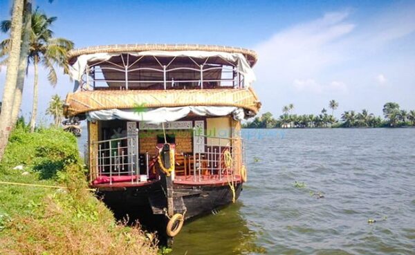 Two bedroom deluxe houseboat with upper deck