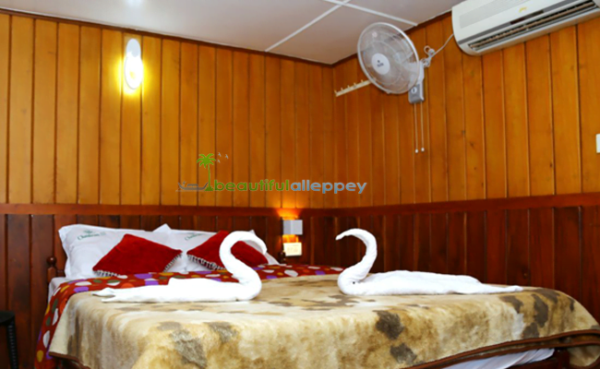 Alleppey Houseboat Bedroom