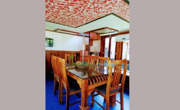 Houseboat Dining