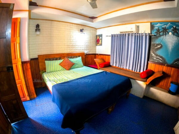2-bedroom-houseboat