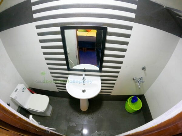 Houseboat-Bathroom