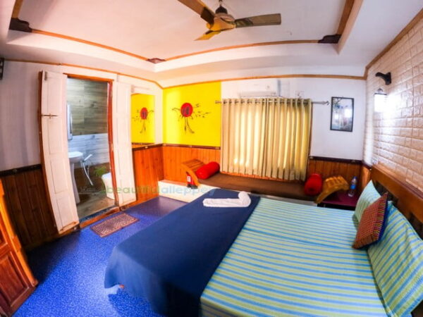 bedroom in houseboat