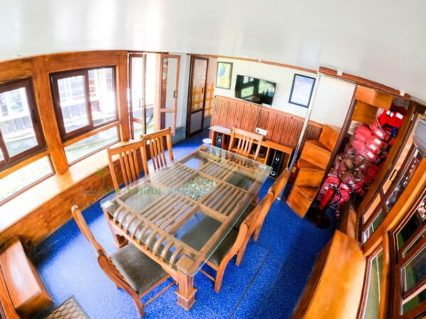houseboat-dining