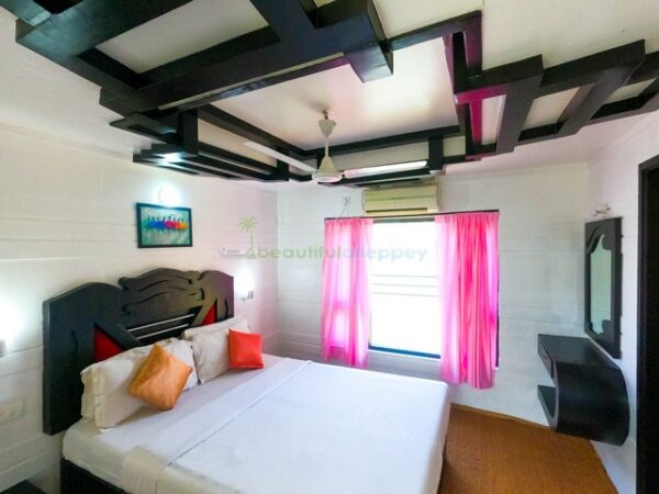 one-bedroom-houseboat