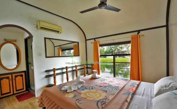 Three Bedroom deluxe houseboat