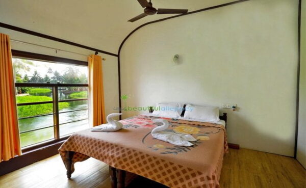 Three Bedroom Deluxe A/C Houseboat Id: HHM03 - Image 2