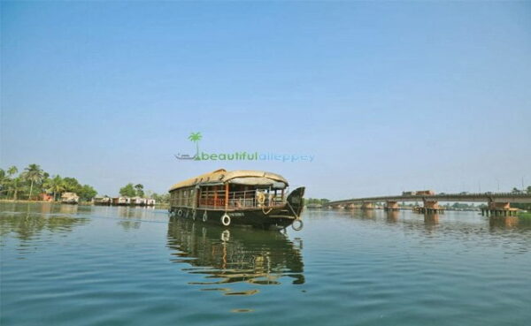 Three Bedroom Deluxe A/C Houseboat Id: HHM03 - Image 4