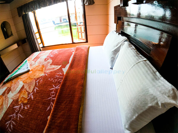 One Bedroom Deluxe Houseboat Code: DIV01 - Image 5