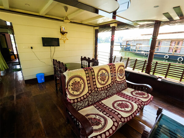 One Bedroom Deluxe Houseboat Code: DIV01 - Image 3
