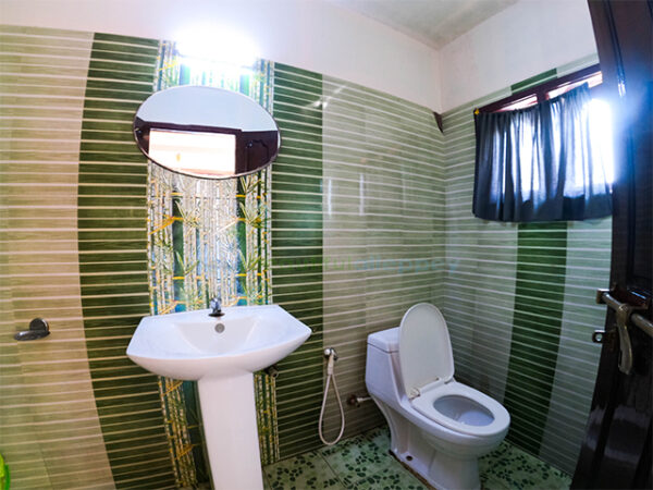 One Bedroom Deluxe Houseboat Code: DIV01 - Image 6