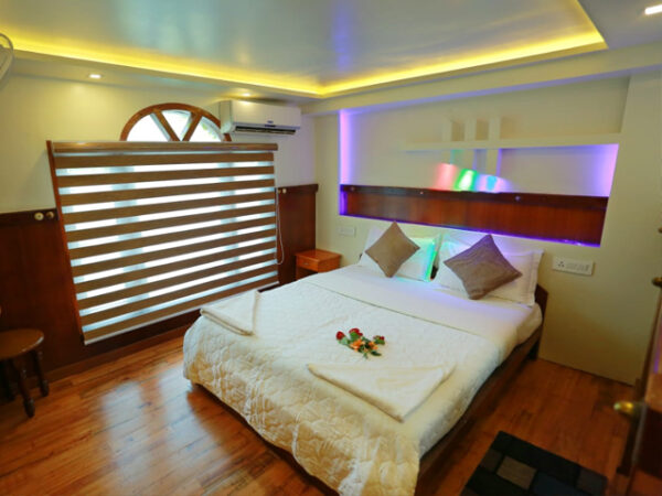 Four Bedroom Super Deluxe Houseboat CHI04 - Image 5