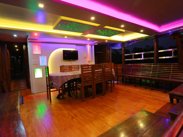 Four Bedroom Super Deluxe Houseboat CHI04 - Image 3