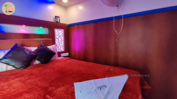 One Bedroom Deluxe Houseboat Code: BGR01 - Image 9