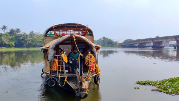 One Bedroom Deluxe Houseboat Code: BGR01 - Image 2