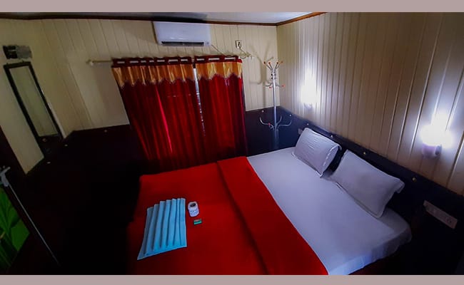 2 Bedroom Deluxe Houseboat with Upper Deck Hbcode: VIG02