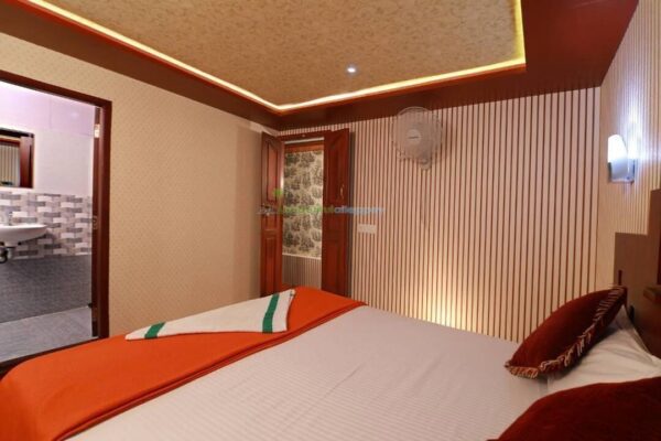 Two Bedroom Glass Covered Premium Houseboat Code: IPR02 - Image 7