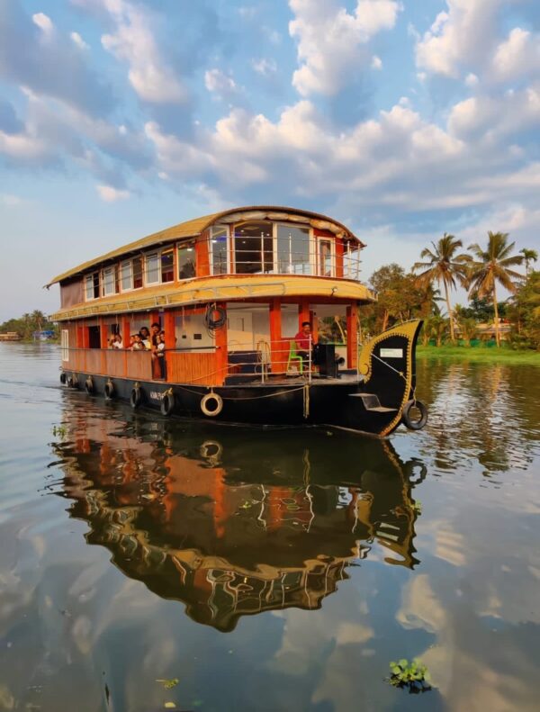 3 Bedroom Upper Deck Houseboat
