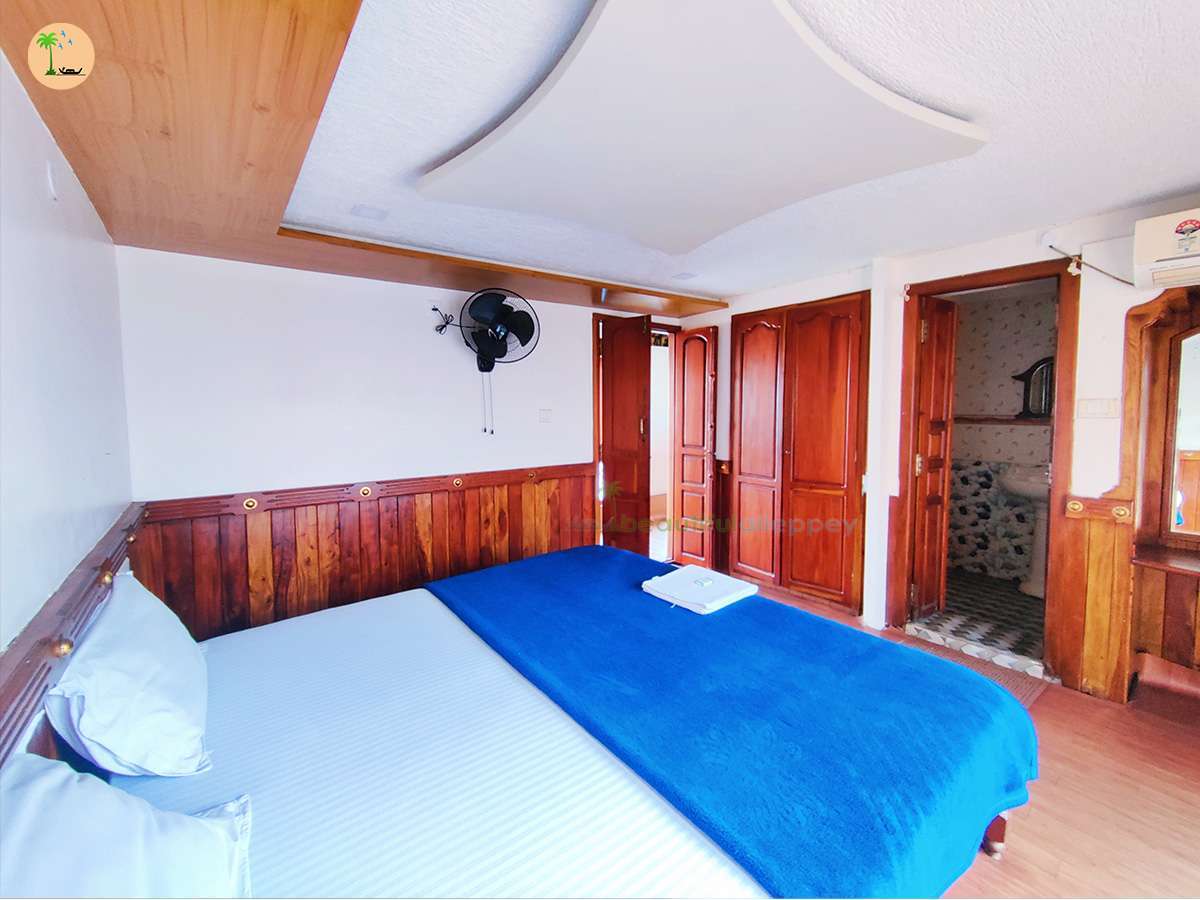 Two Bedroom Deluxe Houseboat with Upper Deck Hbcode: GRA02