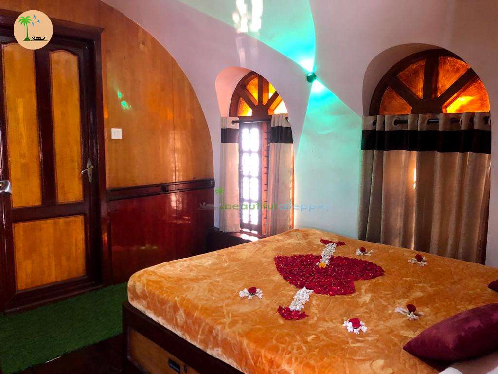 One Bedroom Deluxe Traditional Style Houseboat with Upper Deck Hbcode: DCRU