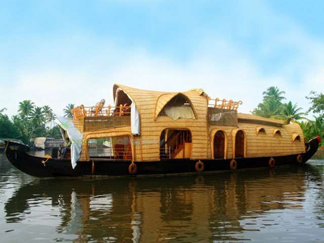 One Bedroom Deluxe Traditional Style Houseboat with Upper Deck Hbcode: DCRU