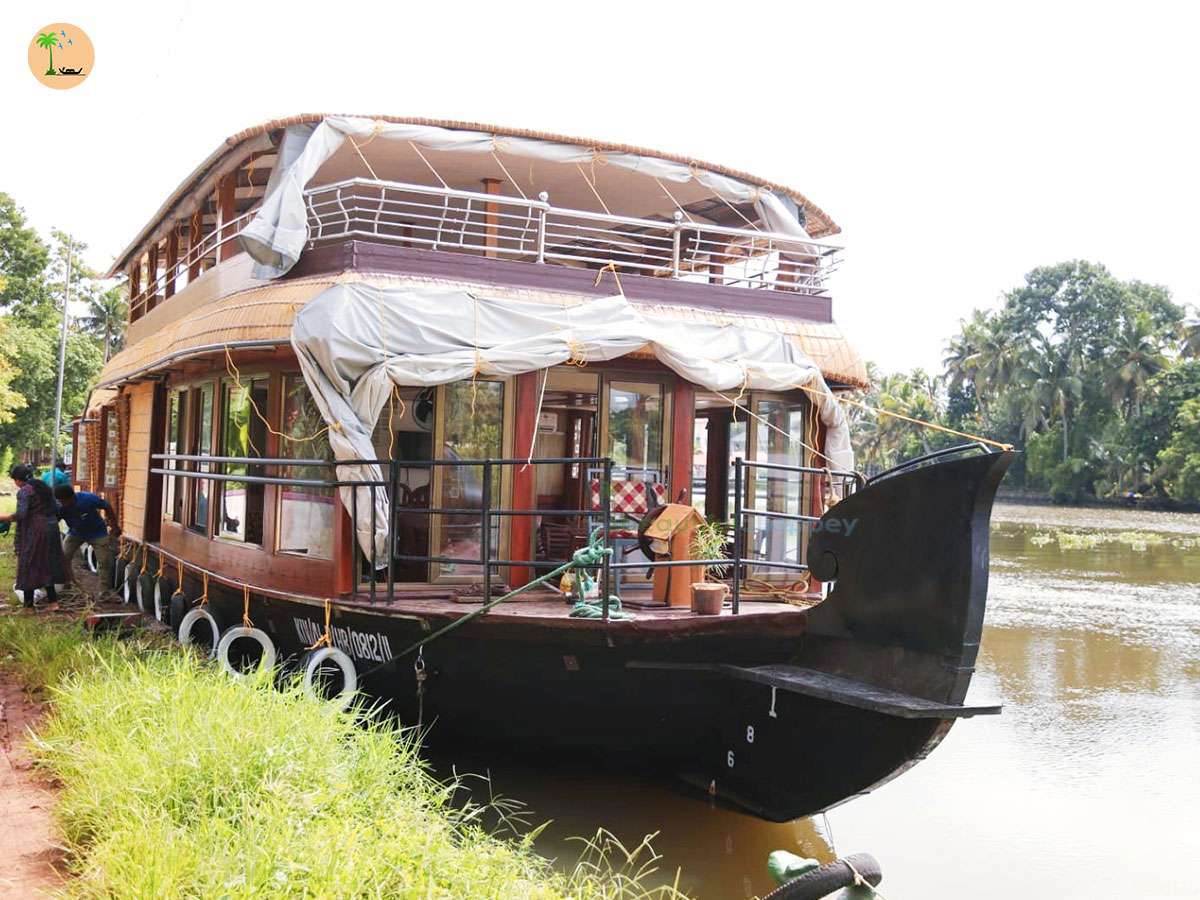 Two Bedroom Deluxe Houseboat with Upper Deck Hbcode: GRA02