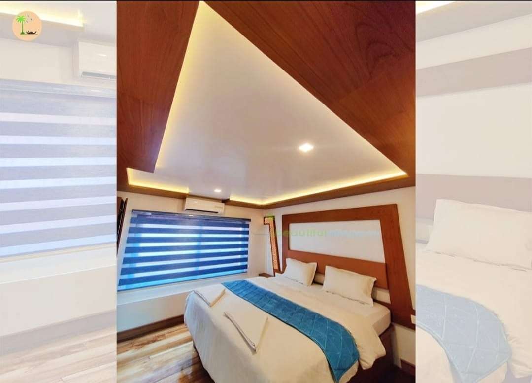 Houseboat bedroom premium