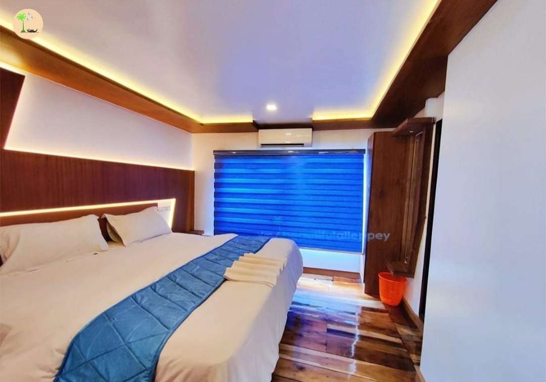 Two Bedroom Premium Houseboat with Upper Deck Hbcode: IPR02