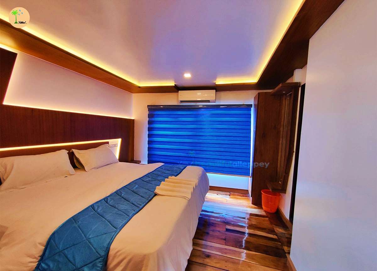 Two Bedroom Premium Houseboat with Upper Deck Hbcode: IPR02