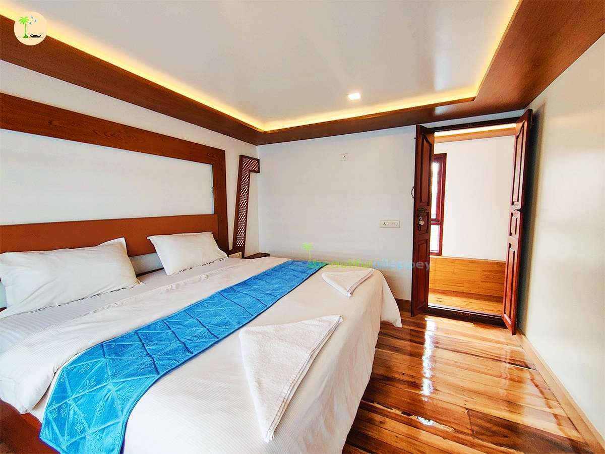 Two Bedroom Premium Houseboat with Upper Deck Hbcode: IPR02