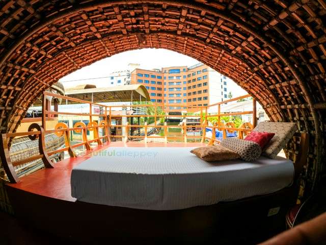 One Bedroom Deluxe Traditional Style Houseboat with Upper Deck Hbcode: DCRU