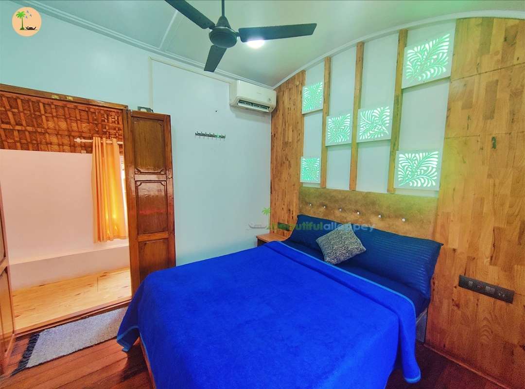 Two bedroom Deluxe Houseboat