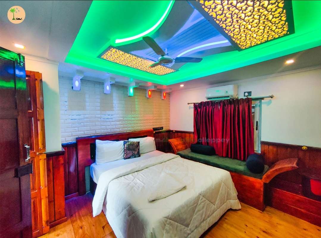 2 Bedroom Deluxe Houseboat with upper deck  Hbcode: BGRN02