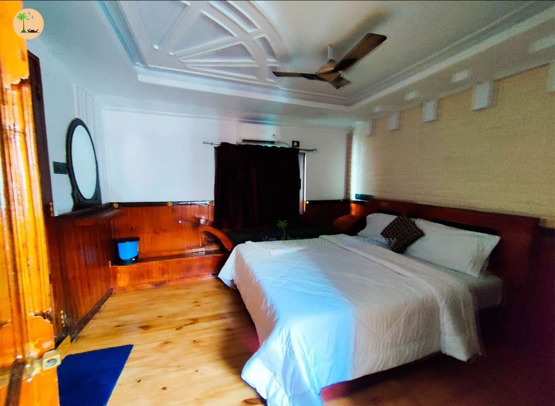 2 Bedroom Glass Covered Houseboat