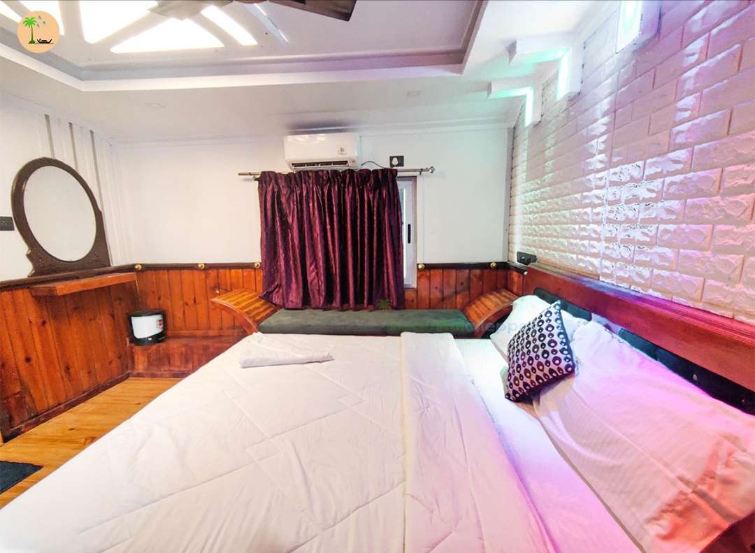 Glass Cvoered 2 bedroom Houseboat