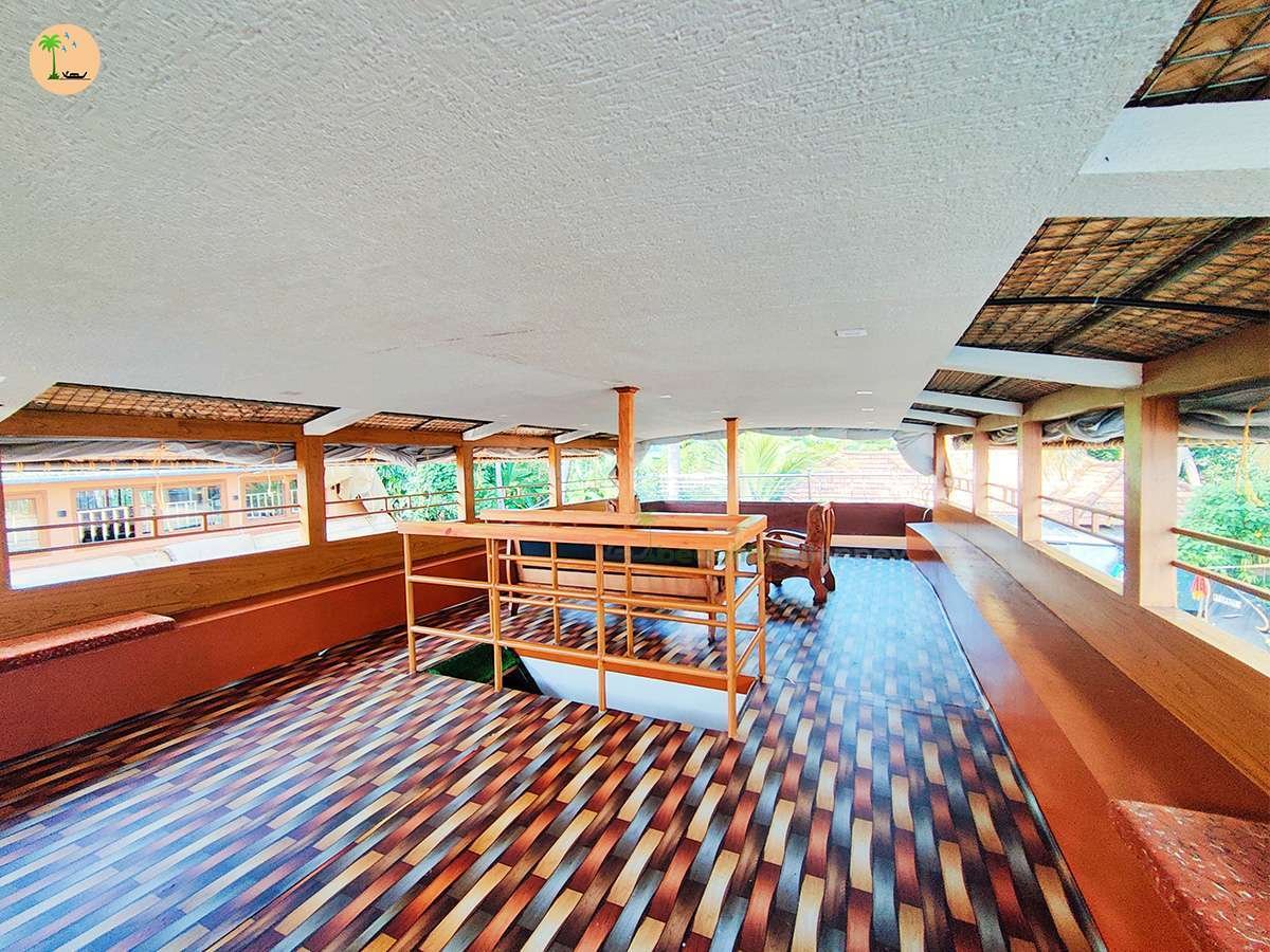Two Bedroom Deluxe Houseboat with Upper Deck Hbcode: GRA02