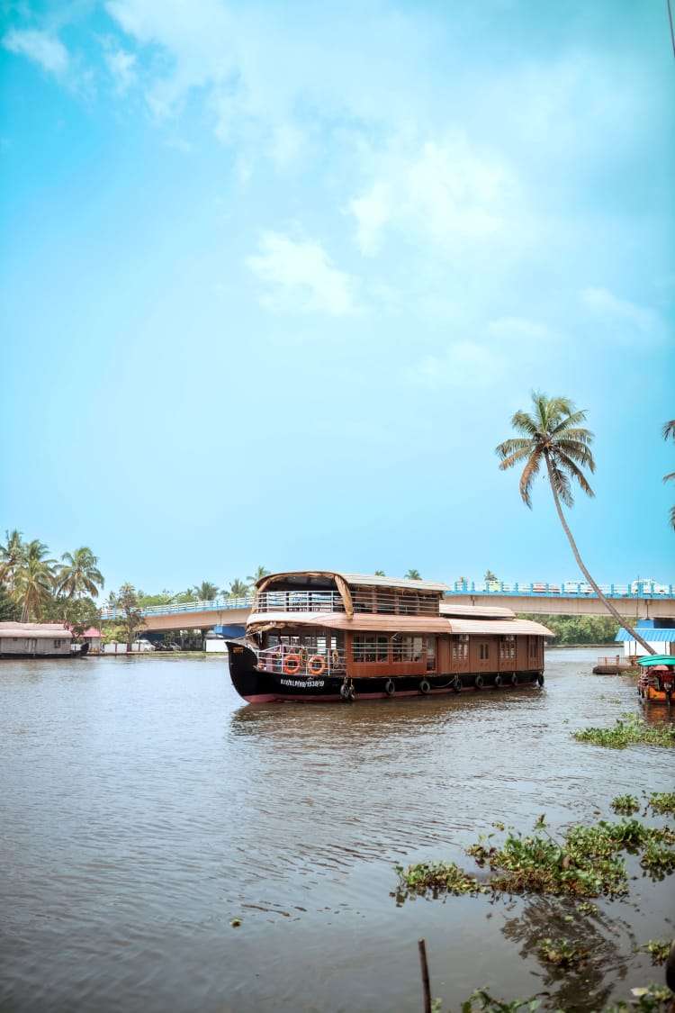 Two Bedroom Premium Houseboat with upper deck Hbcode: GAL02