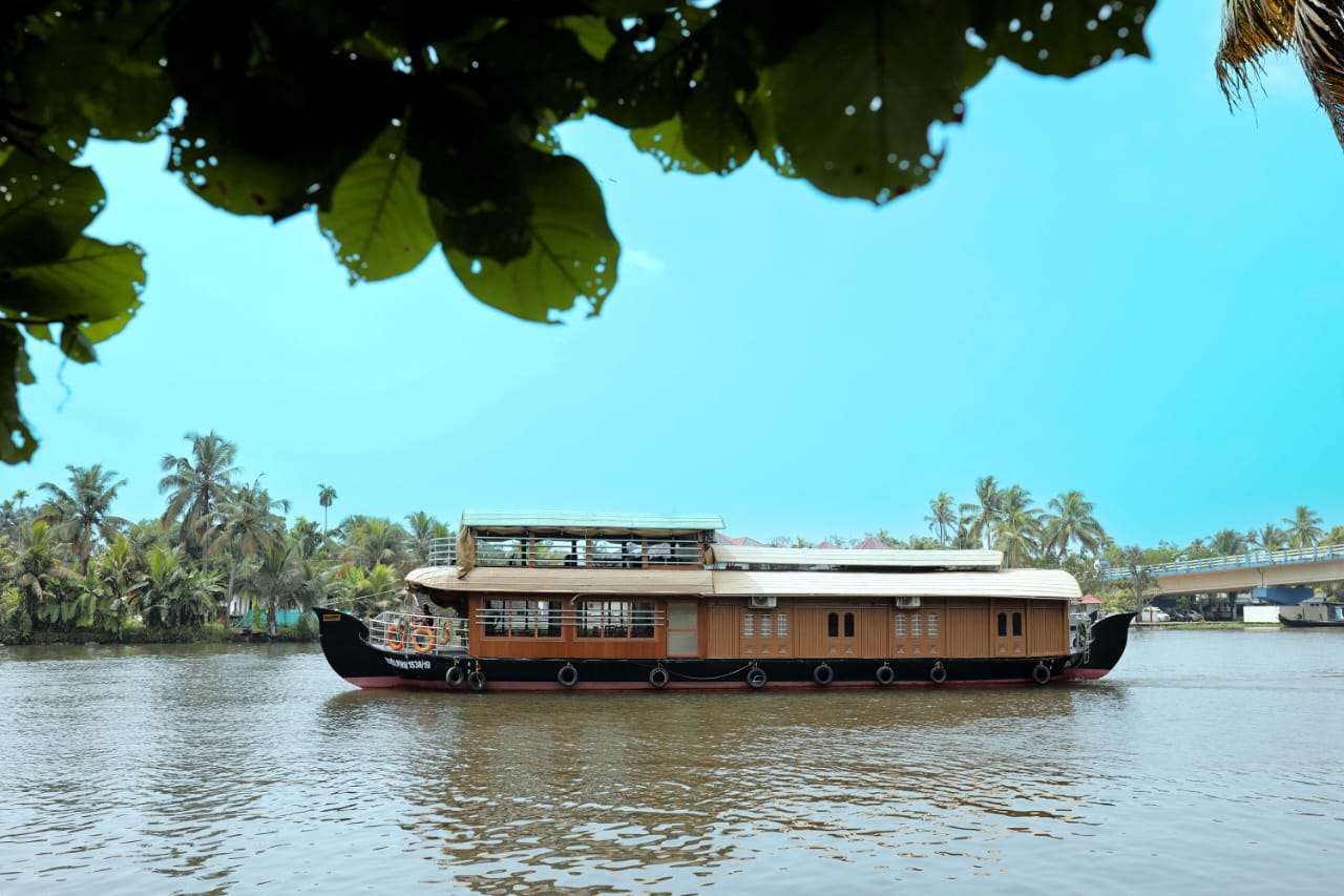 Two Bedroom Premium Houseboat with upper deck Hbcode: GAL02