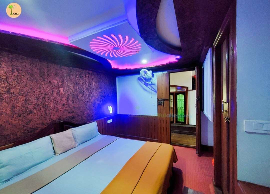 Bedroom-deluxe houseboat
