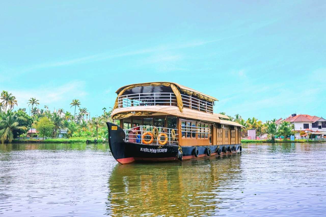 Two Bedroom Premium Houseboat with upper deck Hbcode: GAL02
