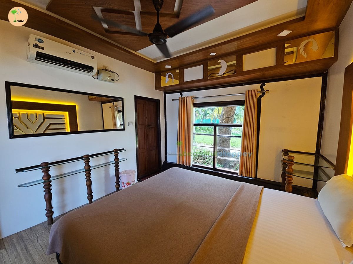 Three Bedroom Premium Houseboat with Upper Deck – Hbcode:HHM03