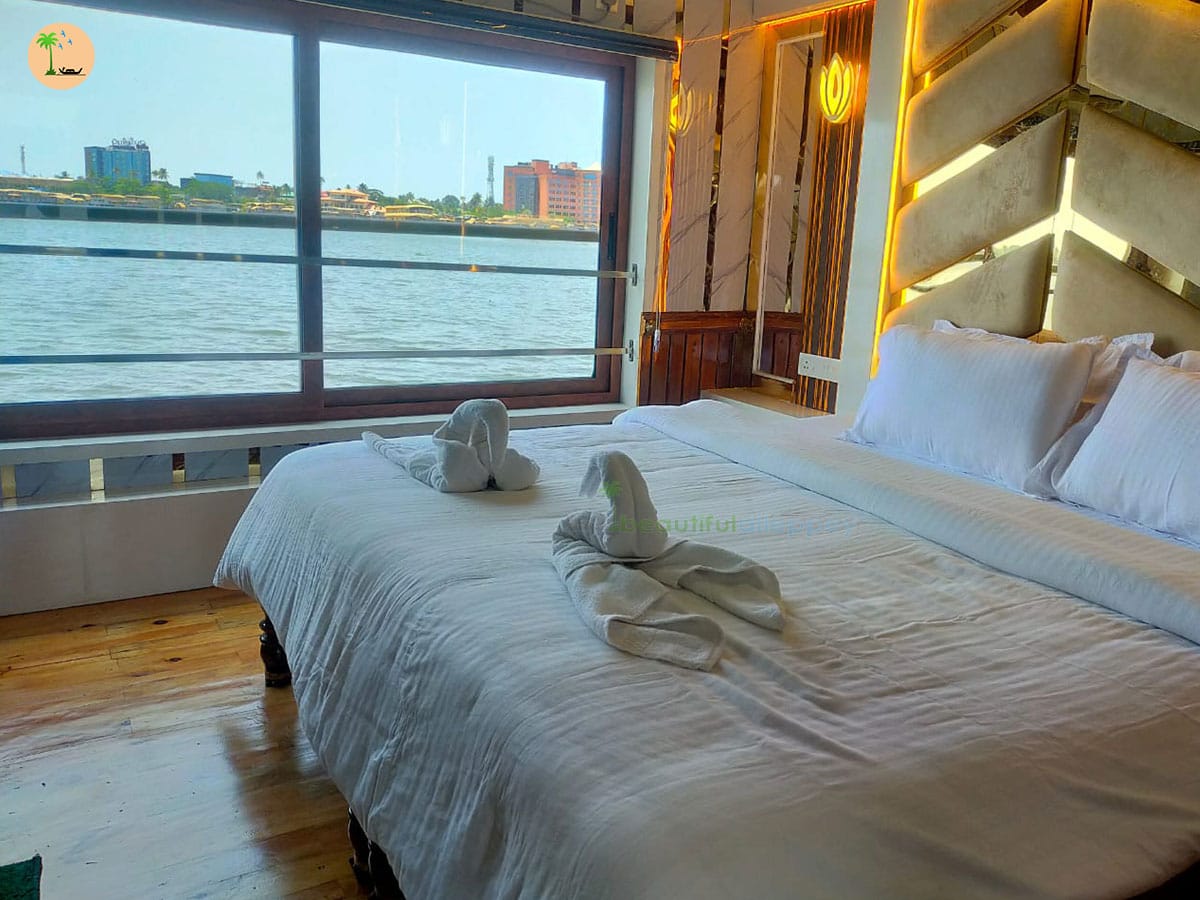 One Bedroom Premium Houseboat with Upper Deck Hbcode: BENZ01