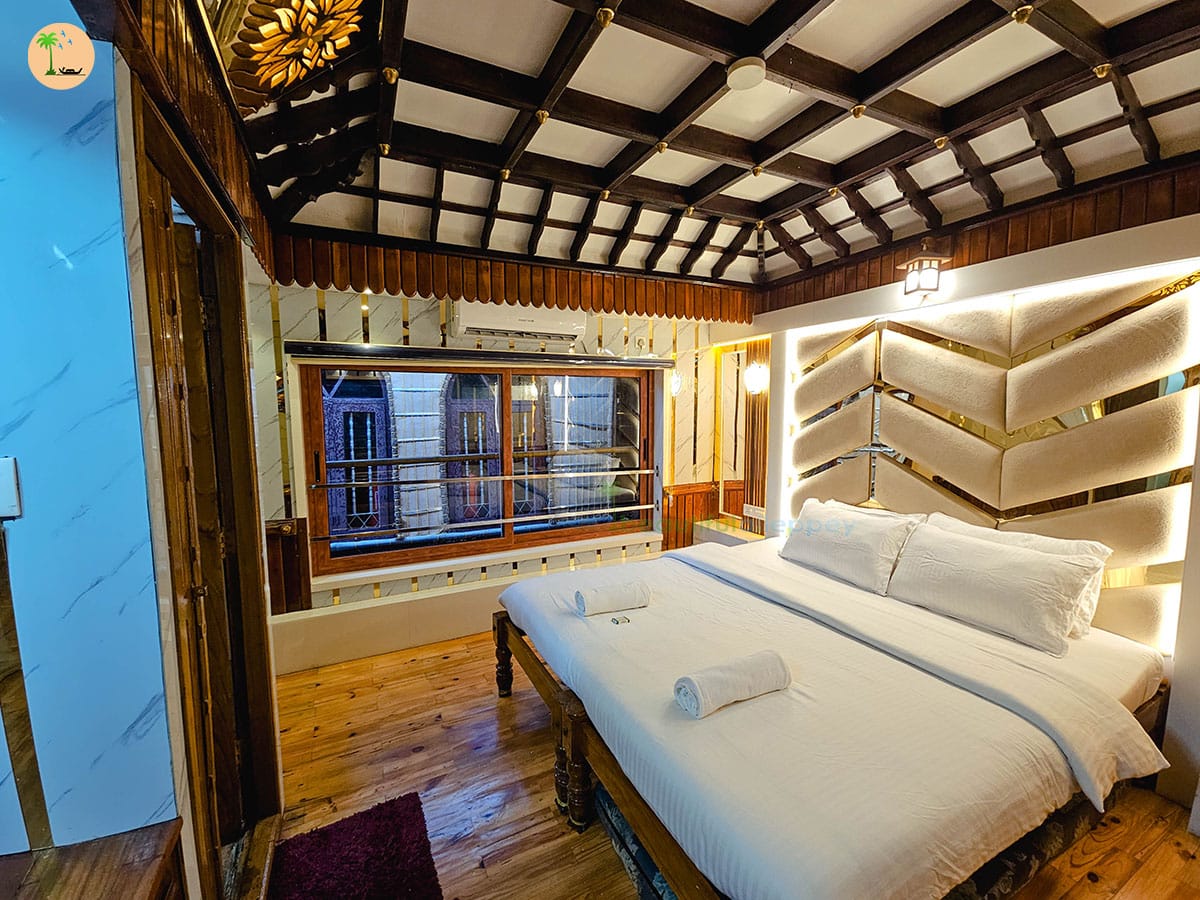 One Bedroom Premium Houseboat with Upper Deck Hbcode: BENZ01