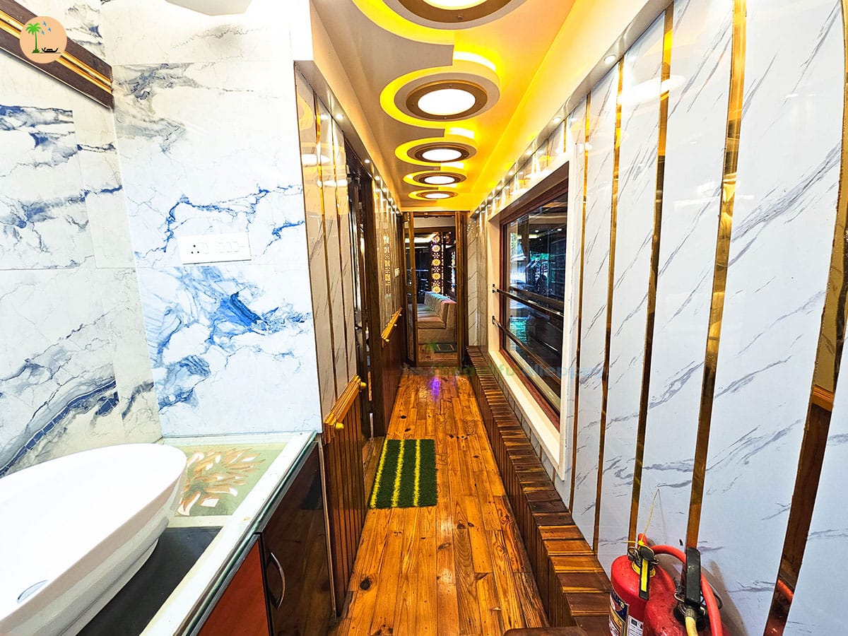 One Bedroom Premium Houseboat with Upper Deck Hbcode: BENZ01