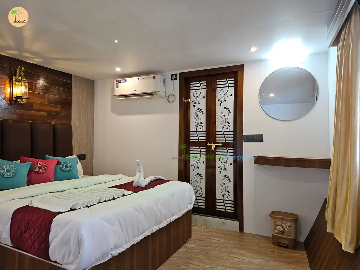 Three Bedroom Traditional Style Premium Houseboat with Upper Deck Hbcode:BGR03