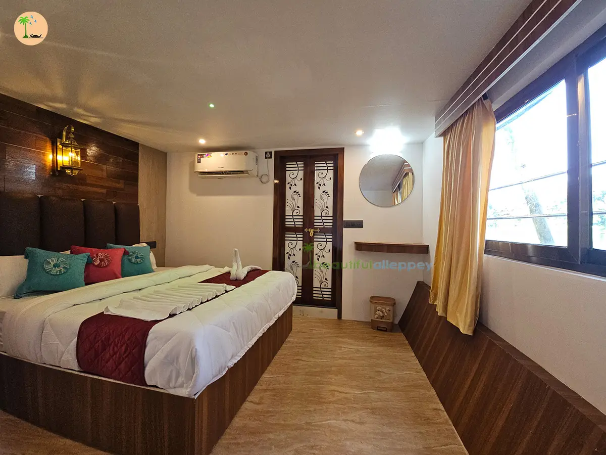 Three Bedroom Traditional Style Premium Houseboat with Upper Deck Hbcode:BGR03