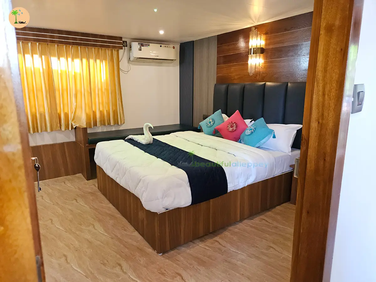 Three Bedroom Traditional Style Premium Houseboat with Upper Deck Hbcode:BGR03